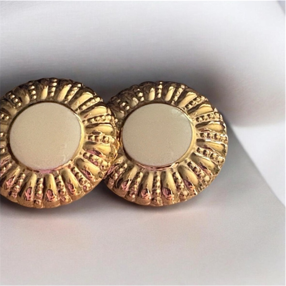 Vintage 90s Avon Gold Plated Sunburst Epoxy Cream Centre Button Earrings 1 inch